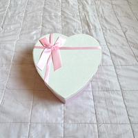 Scatola rosa e bianca a foma di cuore
