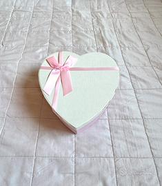 Scatola rosa e bianca a foma di cuore