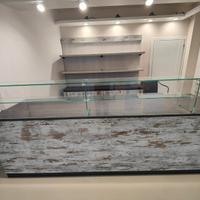 Arredamento negozio bancone scaffali retrobanco