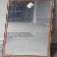 Specchio con cornice rettangolare in legno