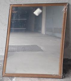 Specchio con cornice rettangolare in legno