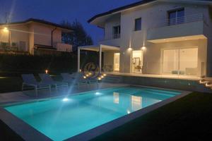Villa di 270 m² con più di 5 locali a Pietrasanta