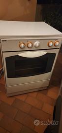 fornello con forno elettrico e 4 fuochi alimentati