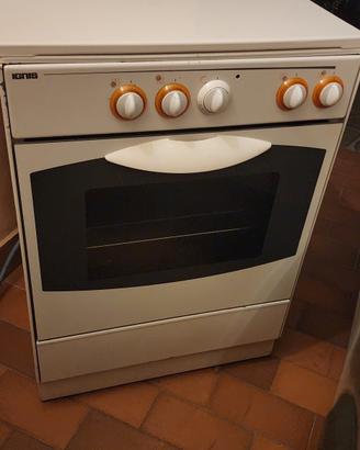 fornello con forno elettrico e 4 fuochi alimentati