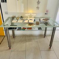 Tavolo in cristallo e acciaio con ruote