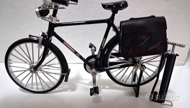 Bici in miniatura misto metallo con borsa