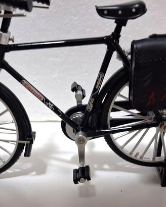 Bici in miniatura metallo con borsa