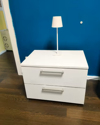 comodini e sedia
