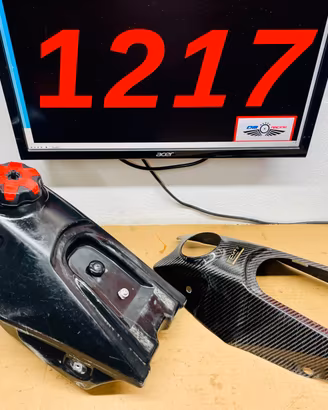 SERBATOIO CON POMPA DELLA BENZINA E COVER IN CARBO