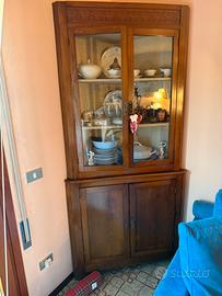 Angoliera in legno con vetrina