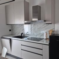 cucina con elettrodomestici 