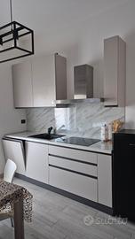 cucina con elettrodomestici 