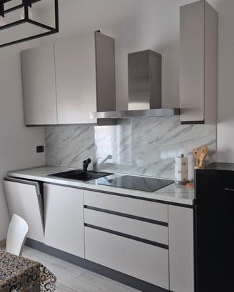 cucina con elettrodomestici 