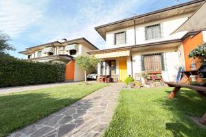 VILLA A SCHIERA D'ANGOLO A CASTEL GOFFREDO