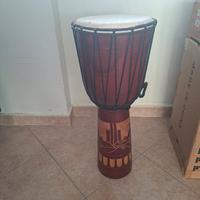 Djembe africano in legno intagliato