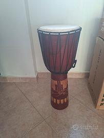 Djembe africano in legno intagliato