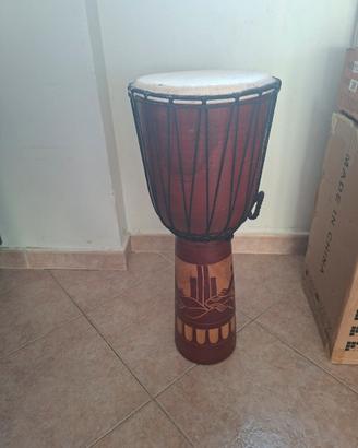 Djembe africano in legno intagliato