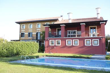 Prestigiosa villa immersa nel verde