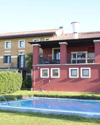 Prestigiosa villa immersa nel verde