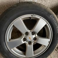 Cerchi in lega con gomme estive.