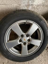 Cerchi in lega con gomme estive.