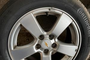 Cerchi in lega con gomme estive.