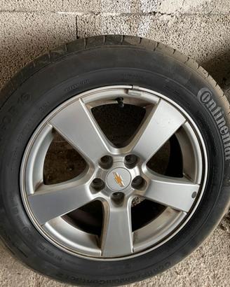 Cerchi in lega con gomme estive.