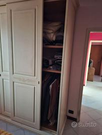 Armadio grande in legno con ante scorrevoli