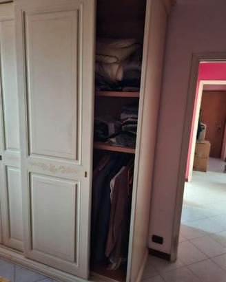 Armadio grande in legno con ante scorrevoli