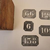 Scatola anni ’20-’50 con 100 stencil numerici ferr