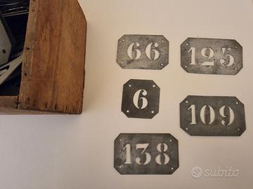 Scatola anni ’20-’50 con 100 stencil numerici ferr