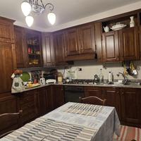 Cucina componibile in legno con elettrodomestici