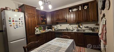 Cucina componibile in legno con elettrodomestici