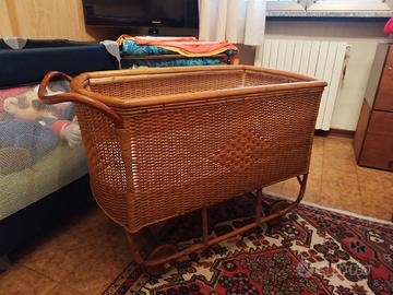 Culla vintage con ruote 