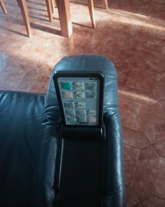 poltrona in vera pelle con vari tipi di massaggi