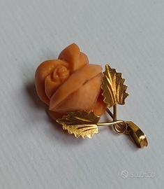 Ciondolo rosa in corallo montatura oro 750