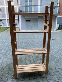 Due scaffali di legno e cassa panca