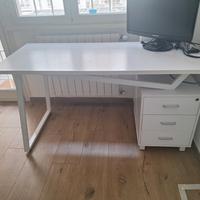 Scrivania bianca con cassetti