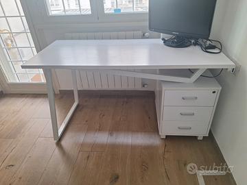 Scrivania bianca con cassetti