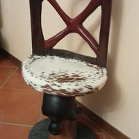 Seggiolina etnica scolpita in legno molto bella