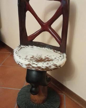 Seggiolina etnica scolpita in legno molto bella
