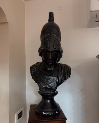 Busto di minerva/atena con elmo e corazza