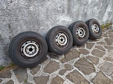 Cerchi con gomme invernali per camper e fu