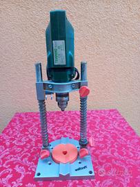 Trapano con supporto verticale. 