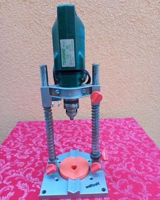 Trapano con supporto verticale. 