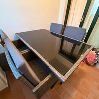 Tavolo con sedie