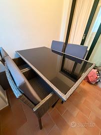 Tavolo con sedie