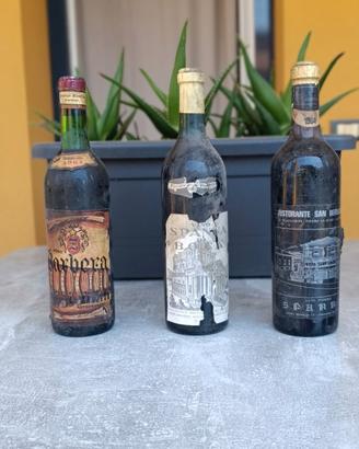bottiglie di vino d' annata.