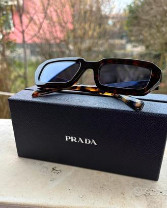 Ochiale Prada da sole, modello SPR A12