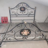 letto matrimoniale in ferro e ottone, dipinto 